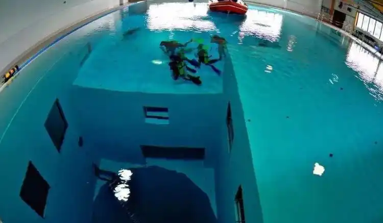 全球最恐怖的三个游泳池,第一个池水如血,最后一个用生命在游泳