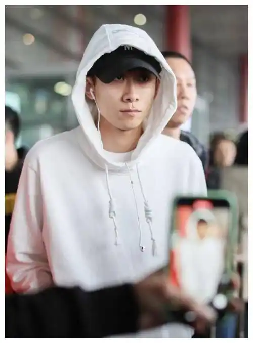 张一山穿白卫衣走机场,两帽子叠戴超帅气,身材太瘦惹人心疼_风衣_风格