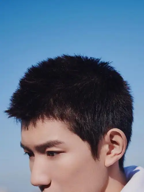 王源花絮写真 悠然静谧邂逅温柔少年