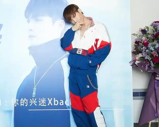 张艺兴本想挡个光却火了他的渔夫帽戴后帅出了新高度