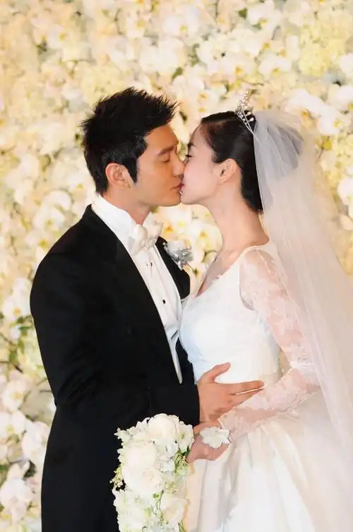 明星结婚回礼比拼杨幂送巧克力angelababy豪气赠手机