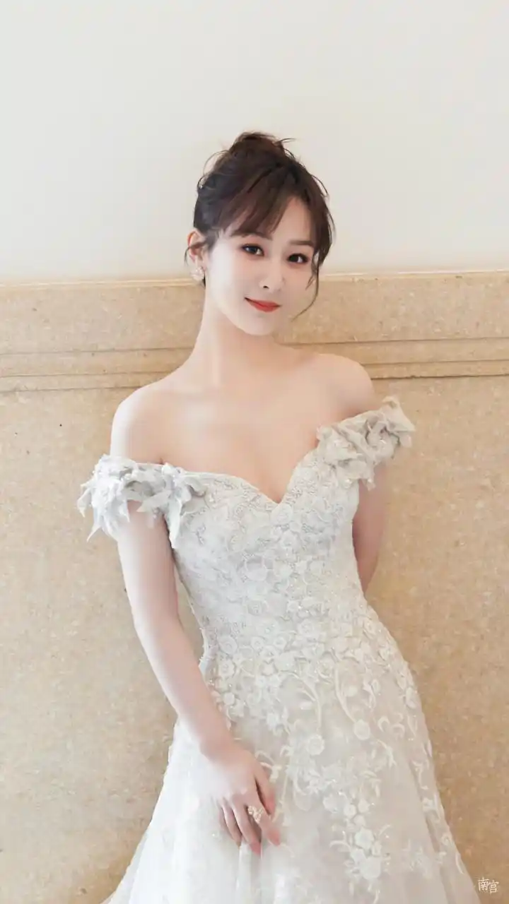 杨紫白礼服写真