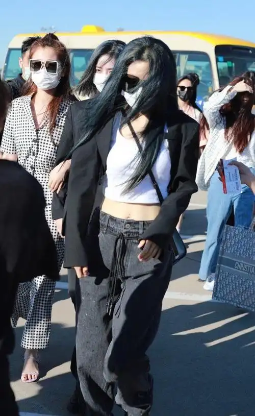 谢可寅和喻言戴戒指(电视不许艺人纹身)(3)