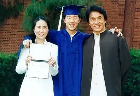 成龙自认做父亲很失败 表示财产将会全留给儿子