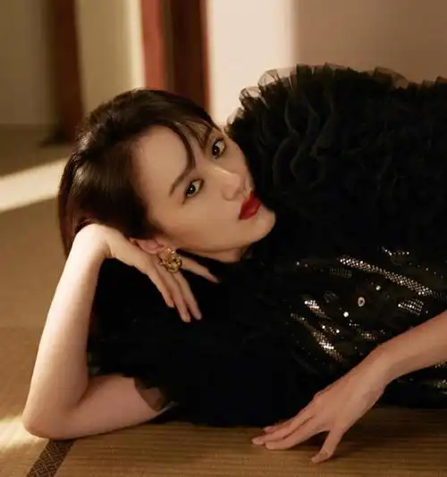 袁冰妍优雅时尚大片曝光演绎精致黑色连体裙这镜头表现力绝了