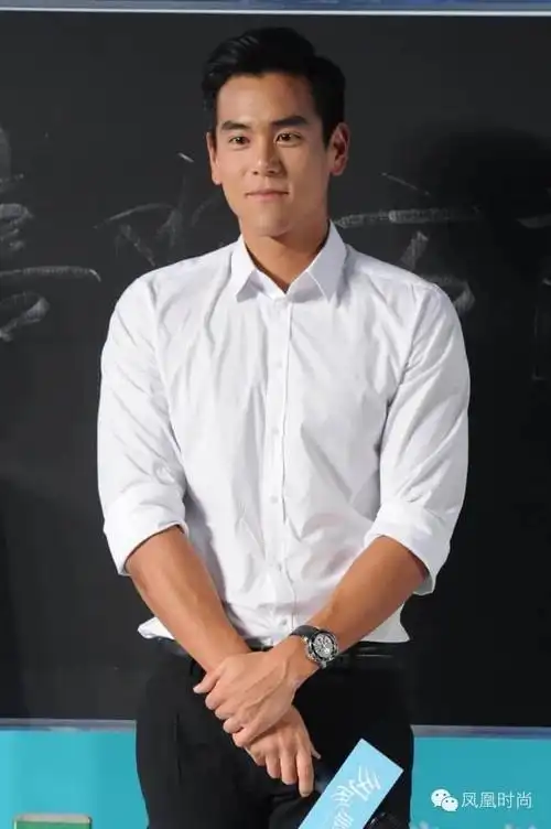 所以我们可以看到白衬衫穿到彭于晏的身上是干净利落的