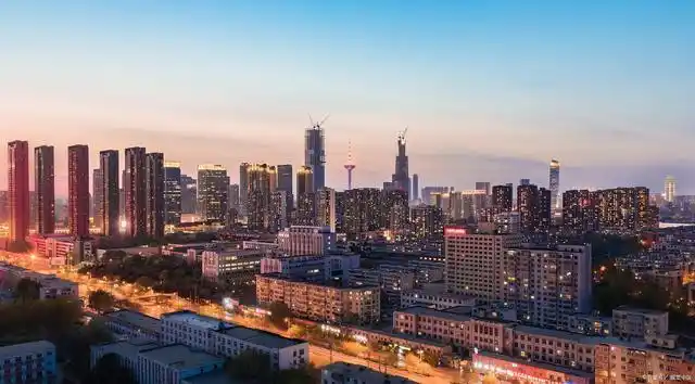 沈阳铁西区曾经在市内五区里是最尴尬的一个区,那边没有愿意去,尤其