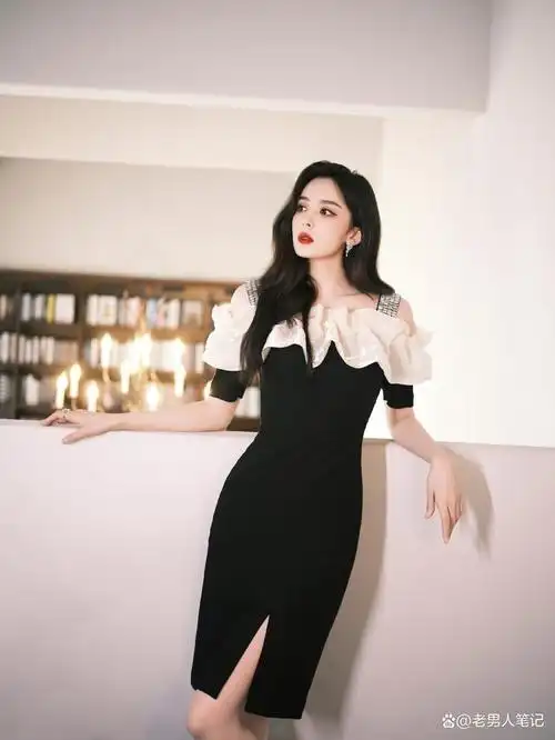 古力娜扎红唇美腿,一身黑色长裙,清新治愈明艳烂漫