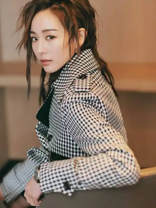 张钧甯身穿花瓣形u领裙高级冷艳而拼接风衣配蕾丝俏皮性感