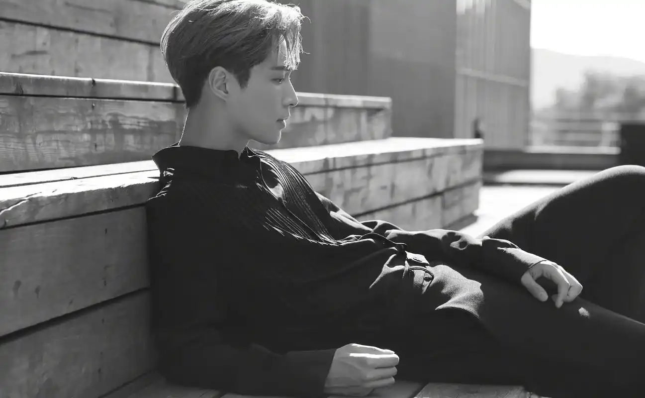 歌手张艺兴,今日全球首发第三张个人专辑《梦不落雨林/namanana》英文