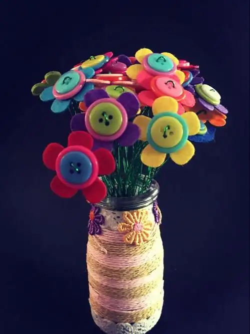 8号作品《花儿朵朵向太阳》.老师,我发现纽扣花和花瓶才是最佳搭配呢.