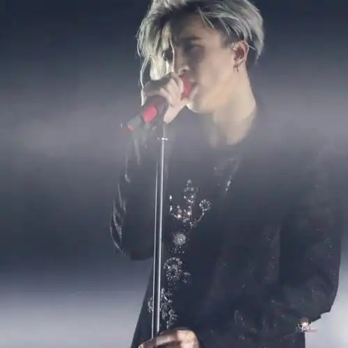 薛之谦现场拿话筒唱歌头像