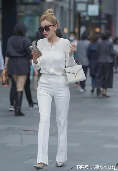 白衣白裤高跟鞋时尚小姐姐