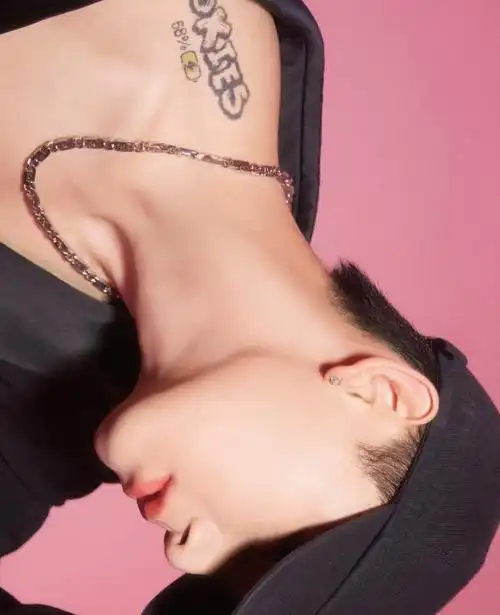 姚琛《风度》4月号杂志封面,姚琛暗夜金属感大片,斑斓色彩交织的背景