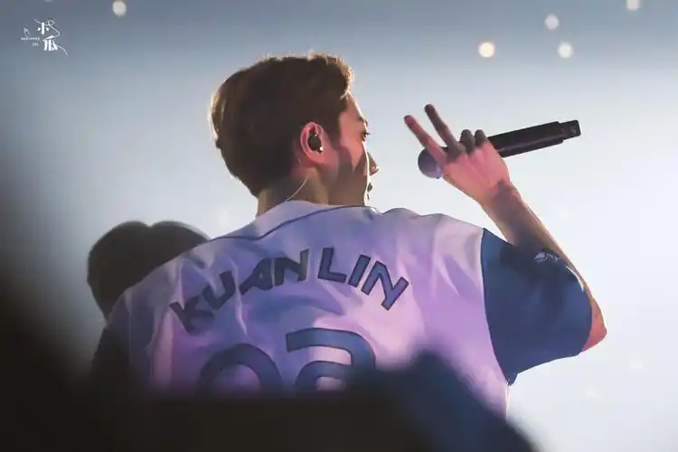 赖冠霖分享200112赖冠霖背影杀合集分享帅气小赖值得世界温柔以待