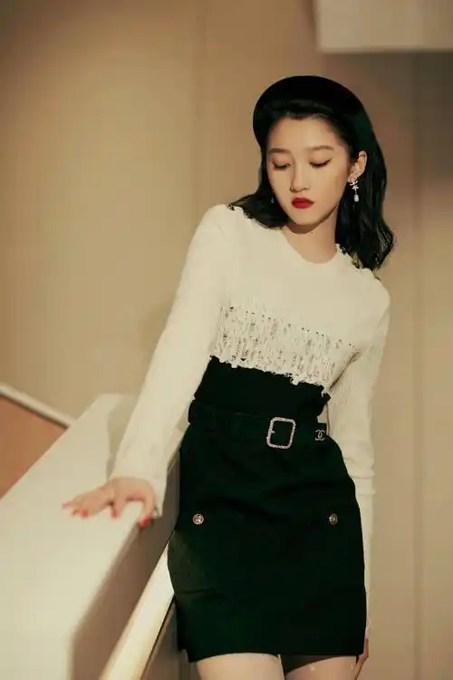 一个女孩子最美的年龄阶段,但曾经有段时间关晓彤的穿搭都非常显老气