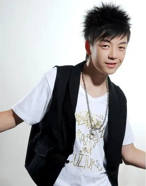 人物 王栎鑫,1989年1月18日出生于湖南省常德市,中国内地男歌手