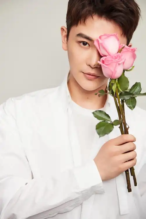 孙坚女友视角写真鲜花衬衫网友想拥有系列