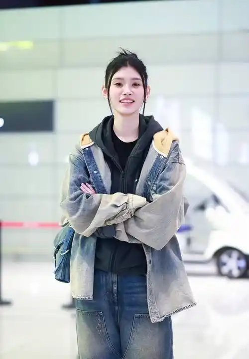 奚梦瑶全身牛仔搭配现身虹桥机场青春靓丽_上海