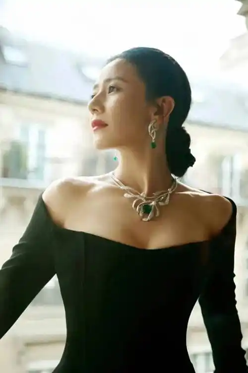 【高圆圆性感照】低胸露肩鱼尾裙,温柔优雅,如诗如画!