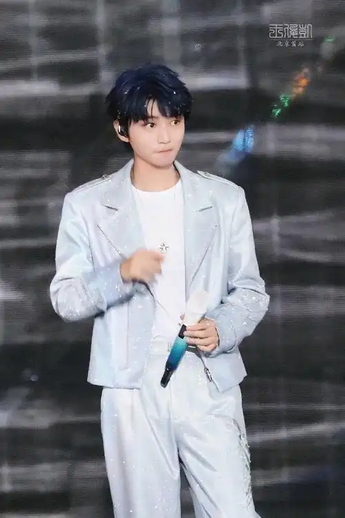 舞台璀璨,蓝海永在!00@tfboys-王俊凯【北首永相随 护凯赢天下】