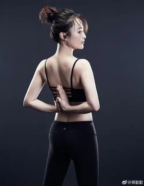 蒋勤勤微博晒健身照年过四十身材依旧这么好经常运动才是保持身体的最