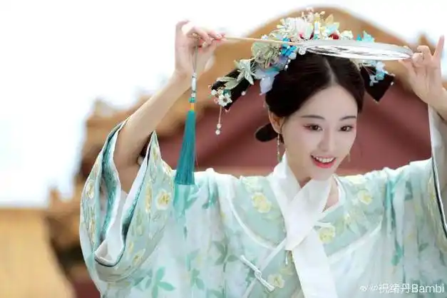 祝绪丹分享清宫古装美照,笑容甜美诱人,宛如在逃格格惹人爱