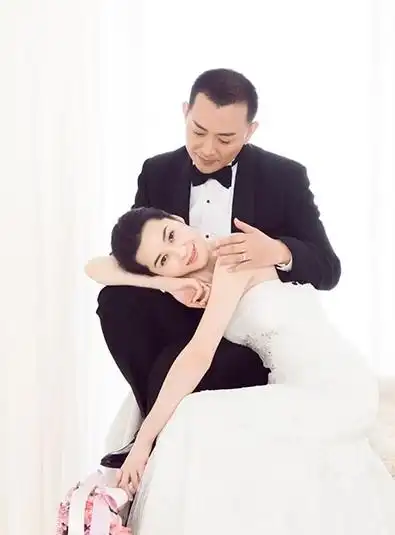 黄海冰与甄锡好事将近 甜蜜婚纱照独家曝光