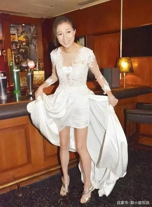 吴绮莉不愧是成龙偏爱的女人,单亲22年未显沧桑,身材气质仍出众