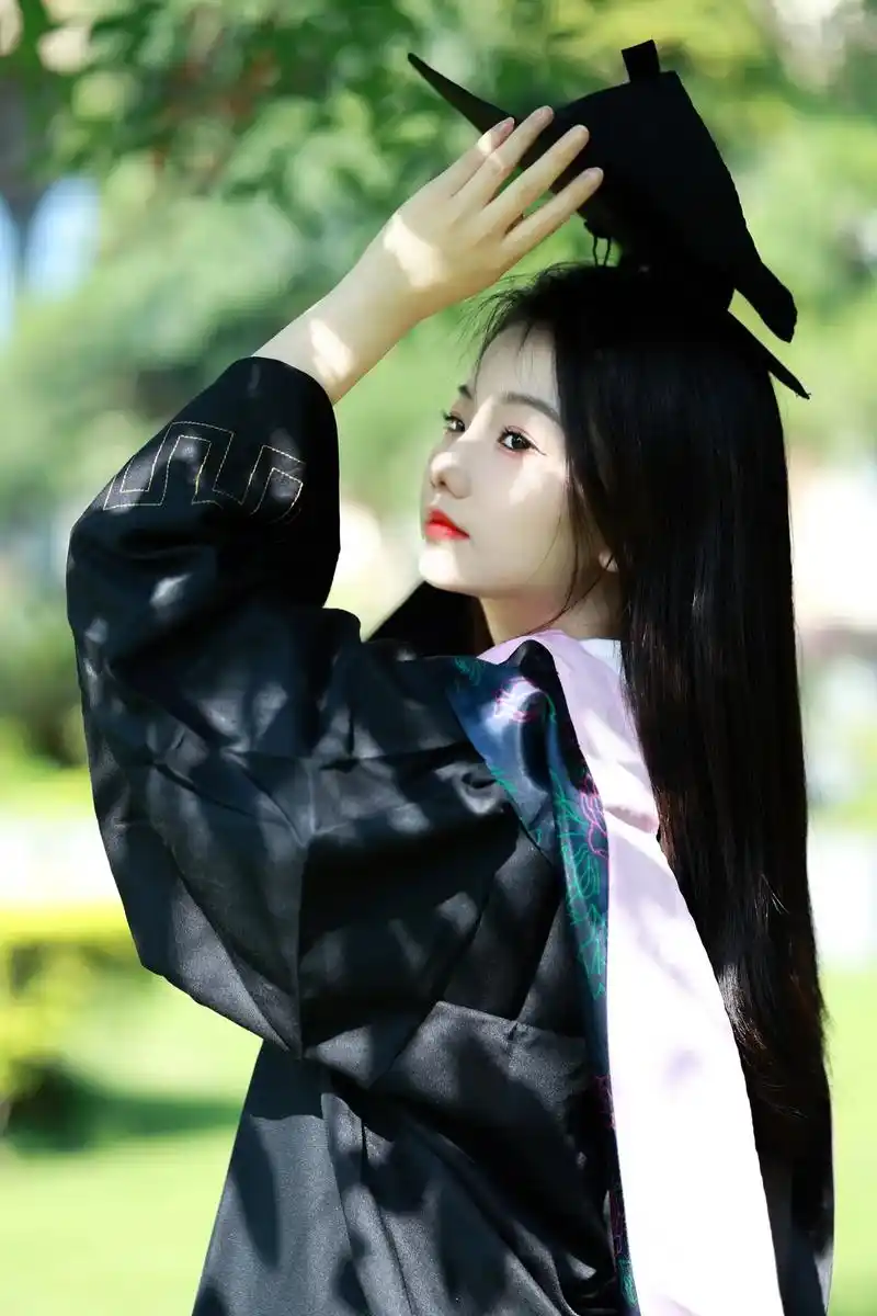 "比了个耶就毕了个业"学士服拍照保姆级教程,毕业季一定要拍一 - 抖音