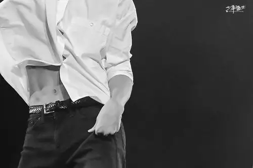 易烊千玺的身材.最好友照片.听说有腹肌?