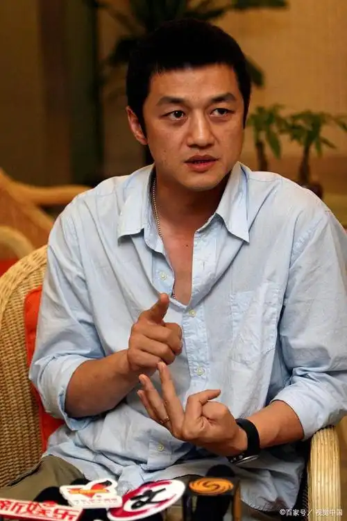 12月13日晚,51岁的李亚鹏在个人社交平台社交账号自曝感染了新冠,他用