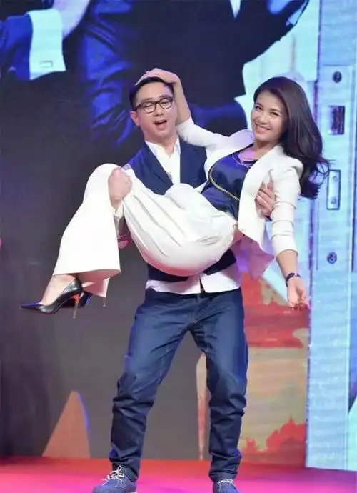 刘涛舞台上被"公主抱",男嘉宾的左手让她难堪