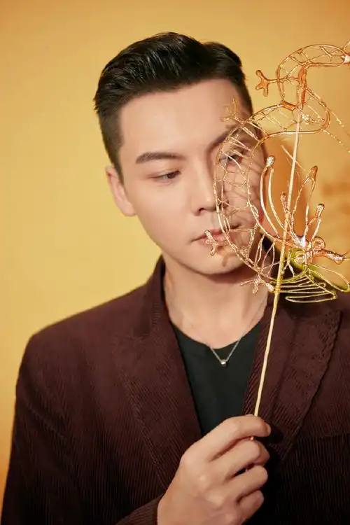 春晚##陈伟霆拿非遗龙糖画拍照##明星春晚造型##陈伟霆的糖画是从