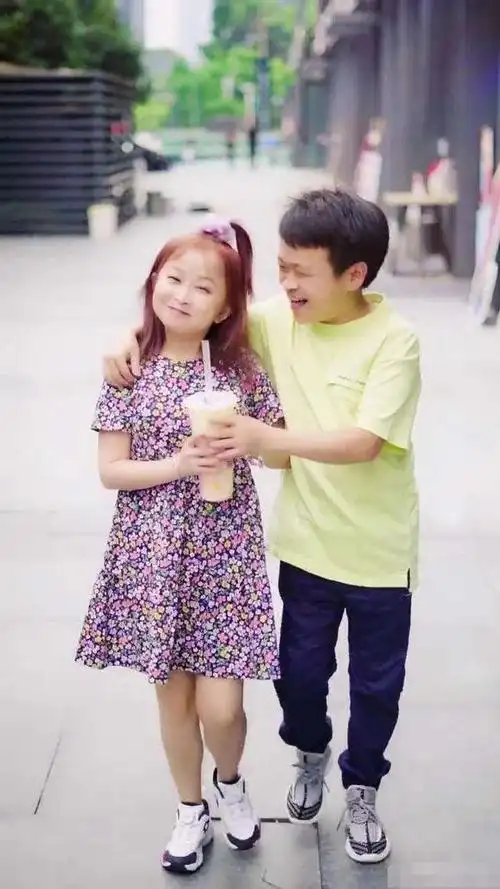 袖珍人朱洁秦学士结婚照,袖珍人朱洁第一任丈夫-图片大观-奇异网