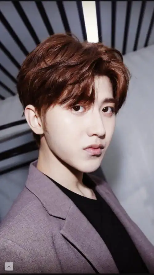 蔡徐坤雾霾蓝发色度假随拍##原创音乐制作人蔡徐坤