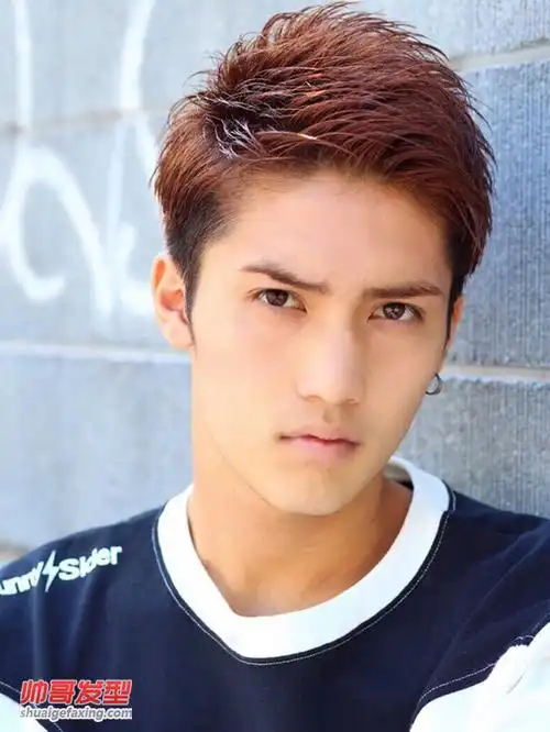 颧骨高的男生适合什么发型 露额头侧分短发好看(5)-日式发型-帅哥发型