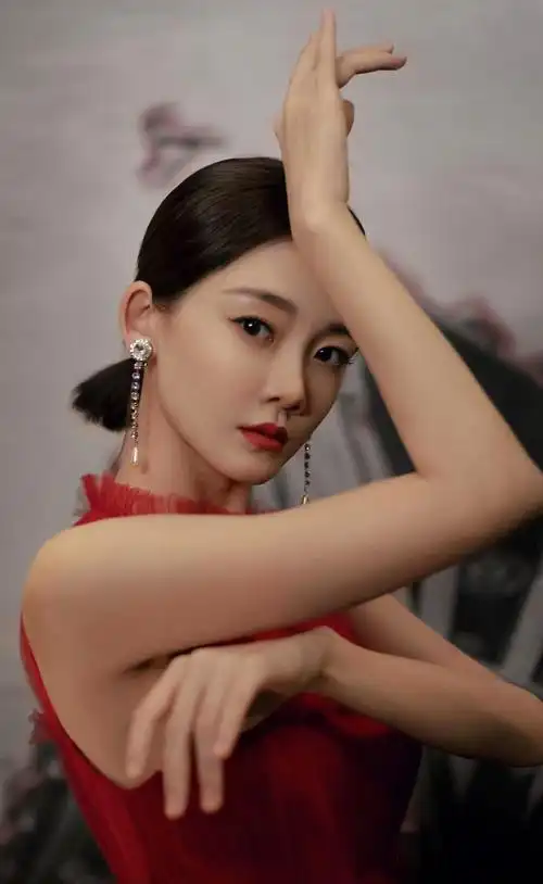 苗苗高清俏丽美照,优雅迷人!__财经头条