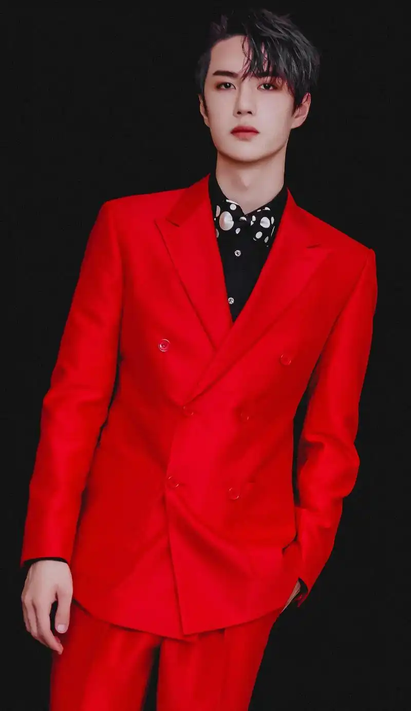 王一博好绝一男的穿大红西装都如此高冷霸气现实版蓝二哥哥