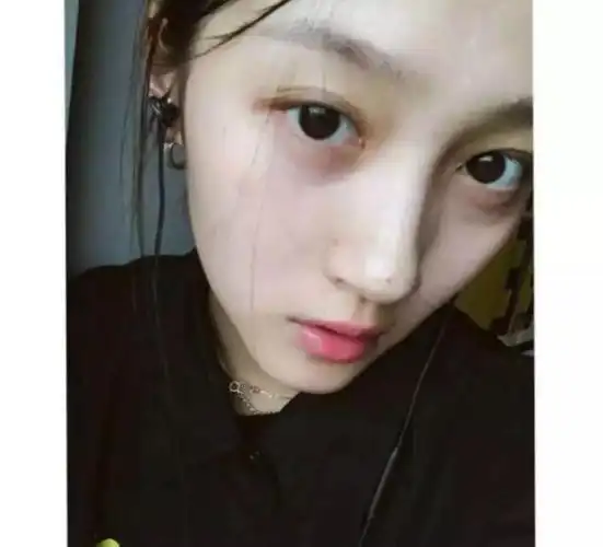 关晓彤纯素颜照放出全网粉丝炸了,想要自然效果,素颜喷雾得有吧