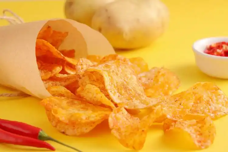 酥脆的薯片在齿尖跳动,蓬勃的辛辣味在舌上乱窜,直冲入脑,夹杂着土豆