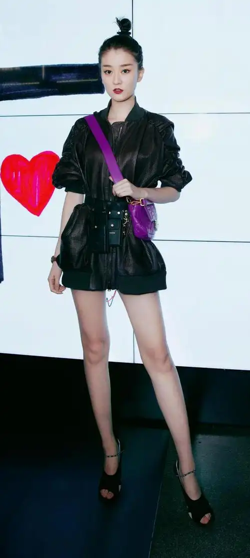 腿长腰细,傲人曲线乔欣|乔欣|壁纸|腰细_手机网易网