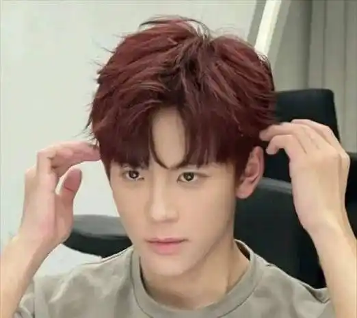 韩系显气质纹理线条清晰,气垫烫根据你的头型定制,搭配微分心形刘海很