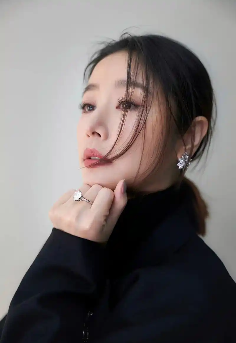 林心如封面大片来袭,造型多变气场强,油发配皮裙个性又时髦!