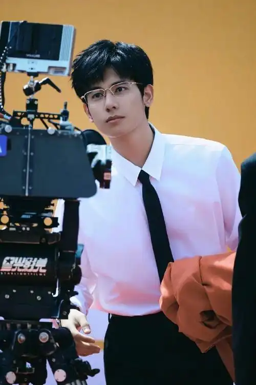 胡先煦周依然晒入职大礼包