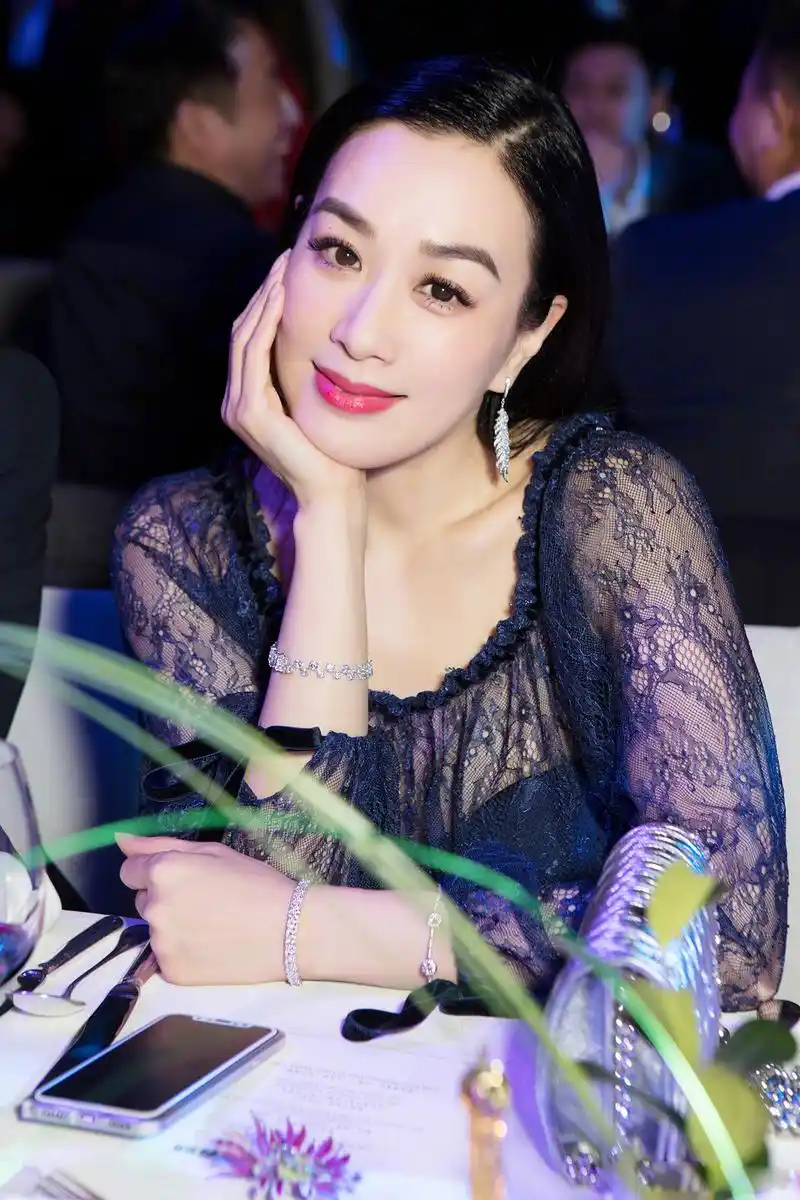 钟丽缇:性感女神,傲人的事业线展现十足的女人味