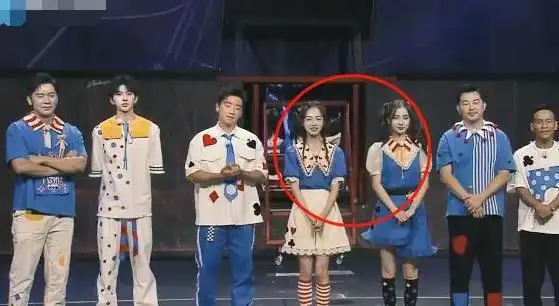 angelababy吴谨言同框,身穿同款一较高下,孩子妈一点都不输