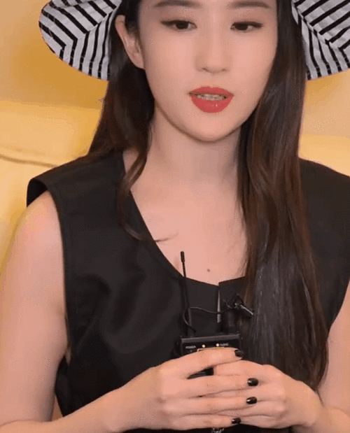 37岁杨幂对比36岁刘亦菲,骨相老去和皮相老去的差距一目了然 - 娱乐