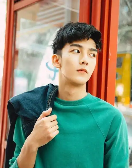 95后鲜肉男神小哥哥的图片送给大家,这组照片里的帅哥就像是雨后的