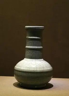 龙泉官窑瓷器南宋弦纹瓶